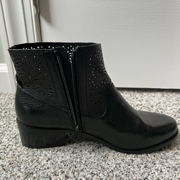 Vionic Luciana Perf booties, size 8.5 - Picture 4 of 5